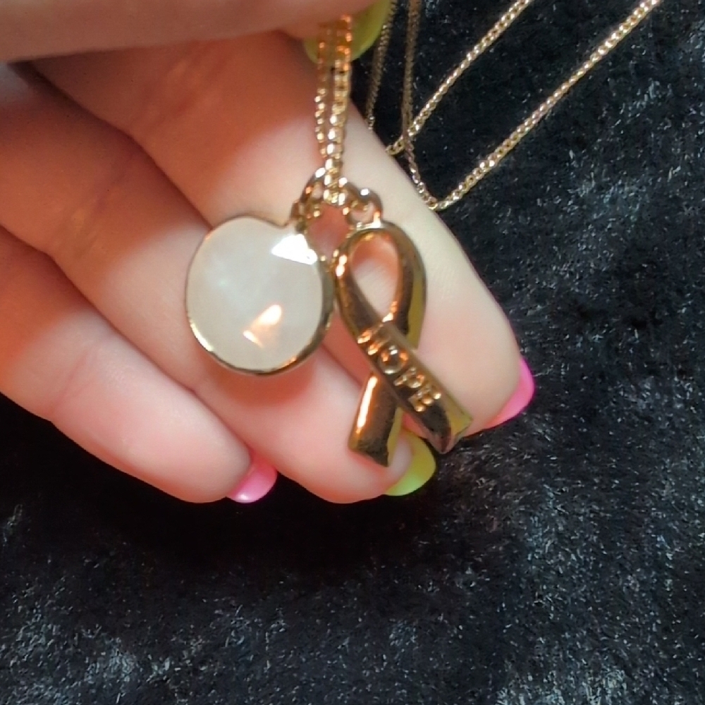 Avon Gold Ribbon Heart Pendant Necklace.‎ New.